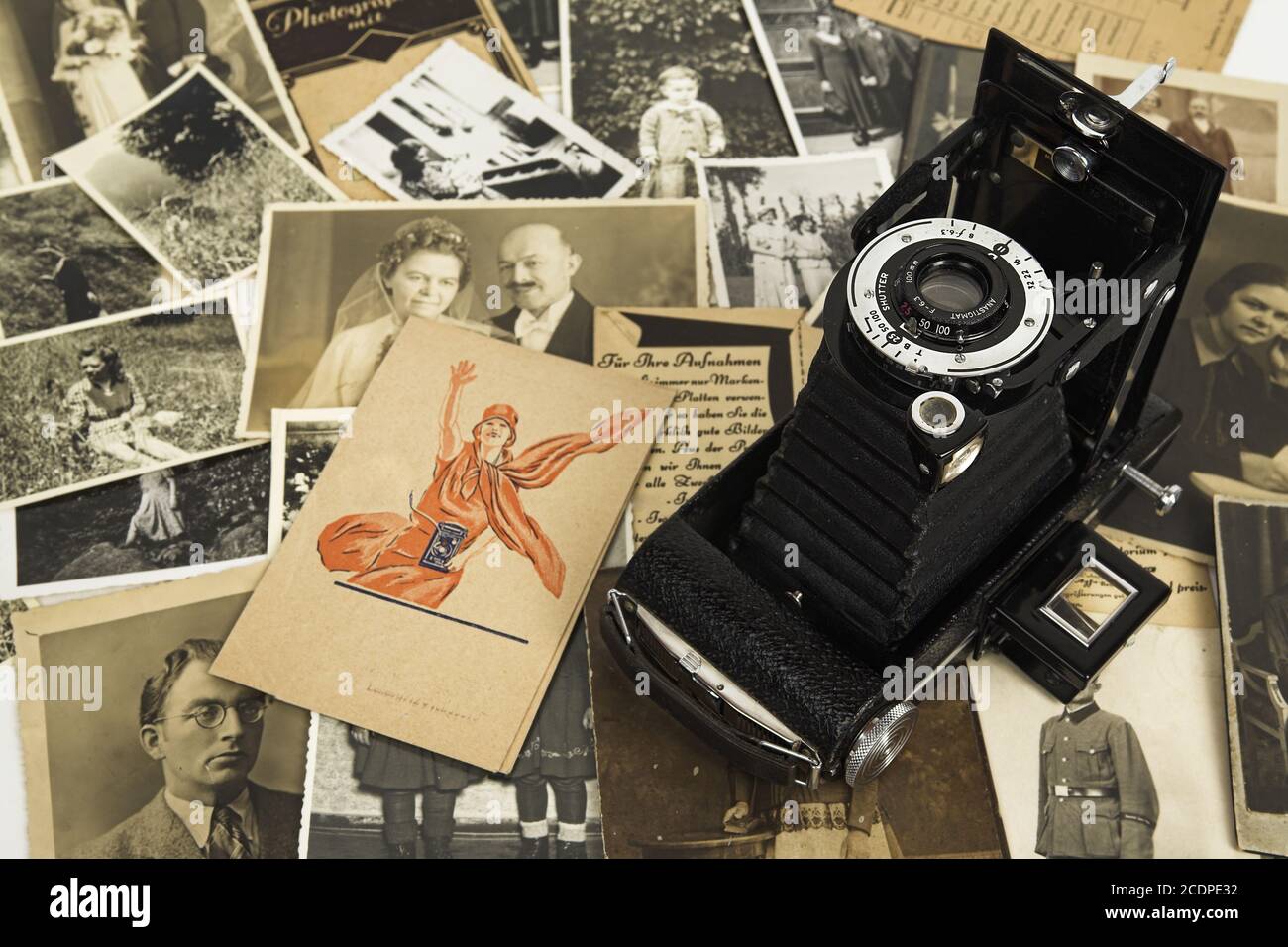 Des photos nostalgiques avec des sacs de film historique et un appareil-photo en rouleau, généalogie Banque D'Images