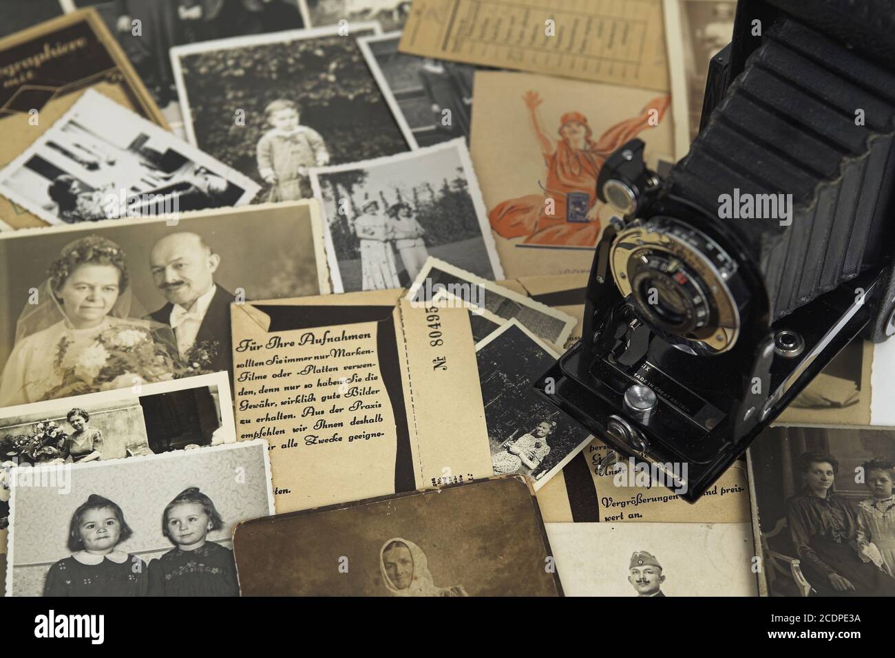 Des photos nostalgiques avec des sacs de film historique et un appareil-photo en rouleau, généalogie Banque D'Images