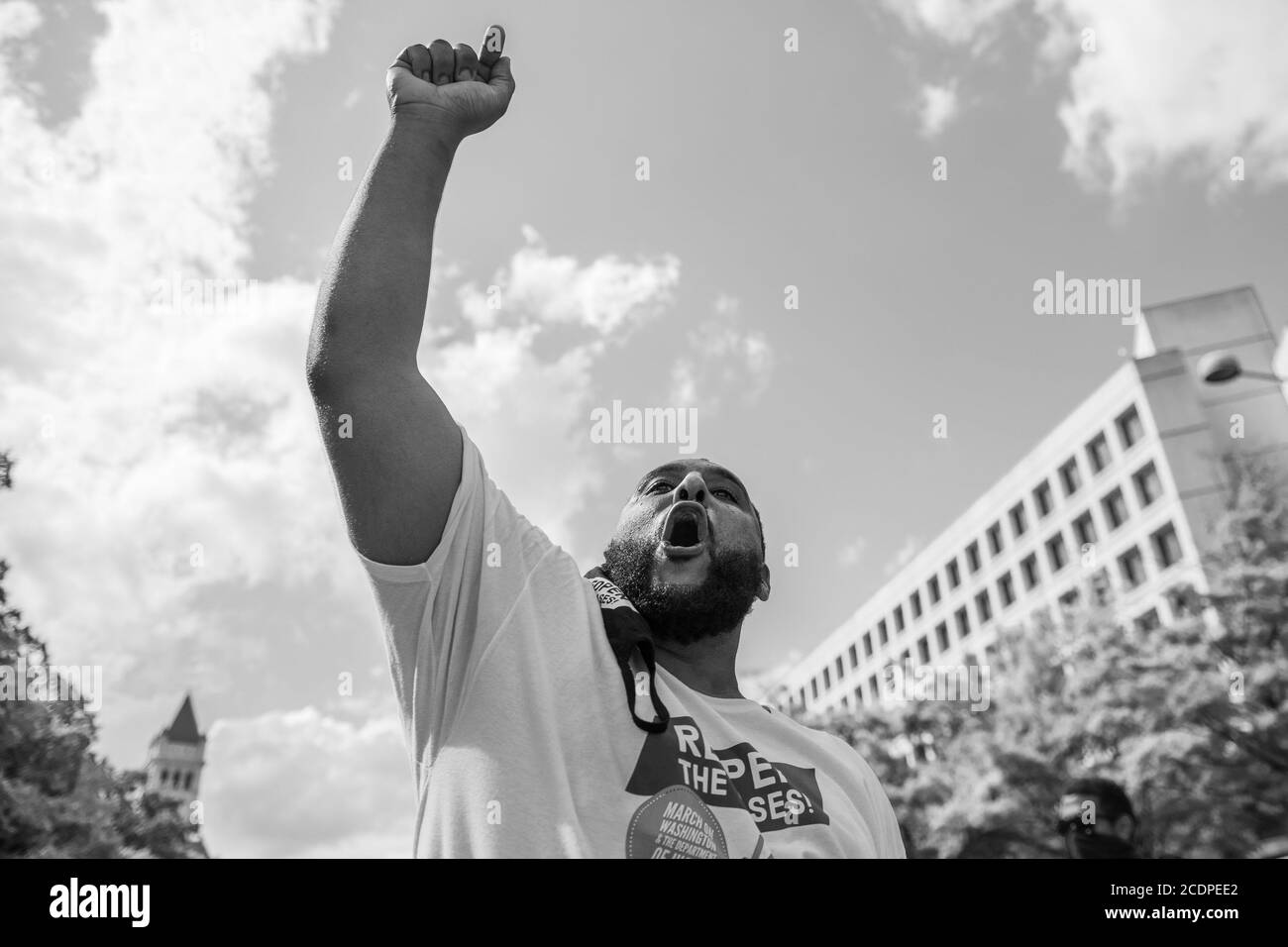 Washington, DC, États-Unis. 28 août 2020. Les manifestants défilent dans le cadre de la « Marche de l'engagement, mettez le genou hors de notre cou » à l'occasion du 57e anniversaire du discours « J'ai UN rêve » de Martin Luther King lors de la Marche à Washington le 28 août 2020 à Washington, DC Credit: Chris Tuite/image Space/Media Punch/Alamy Live News Banque D'Images