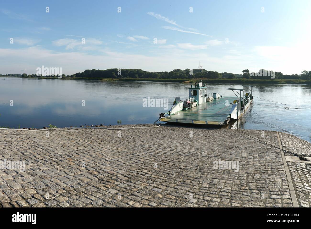 Ferry sur les rives de l'Elbe à proximité Magdebourg Banque D'Images