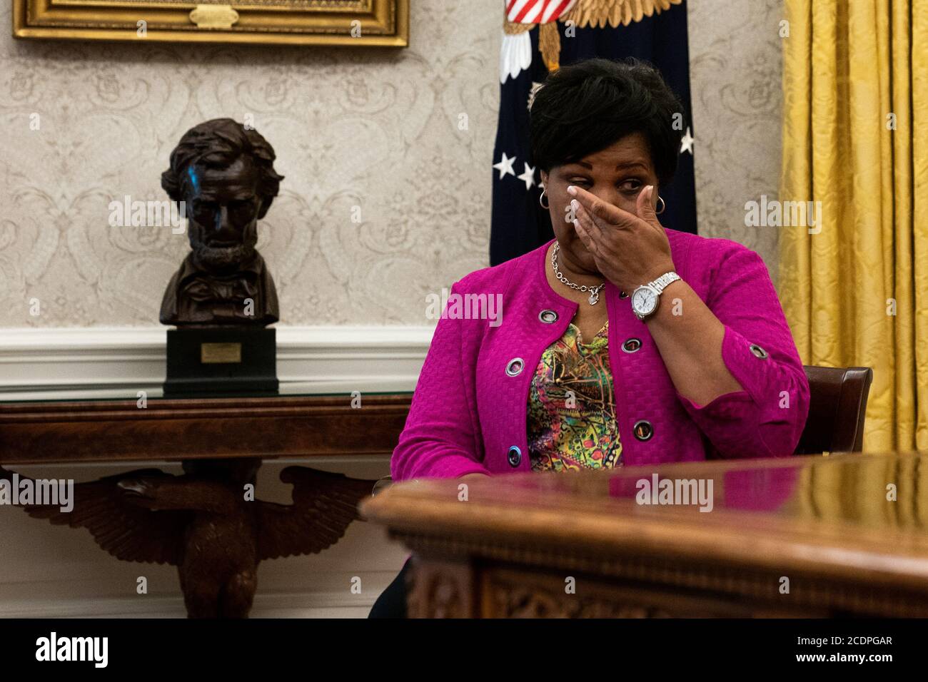 Alice Marie Johnson, avocate de la réforme de la justice pénale, essuie les yeux tandis que le président Donald Trump s'exprime dans le Bureau ovale de la Maison Blanche le 28 août 2020. Photographe: Anna Moneymaker/New York Times crédit: Anna Moneymaker/Pool via CNP/MediaPunch Banque D'Images