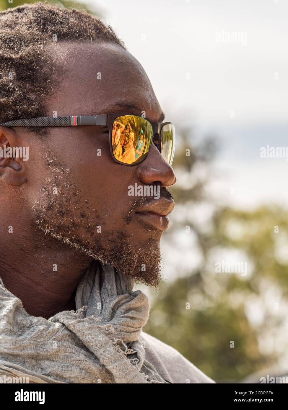 Sénégal, Afrique - 24 janvier 2019 : Portrait d'un homme noir en lunettes  de soleil Photo Stock - Alamy