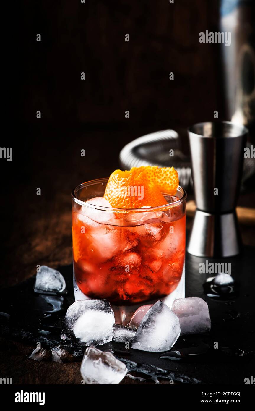 Cocktail d'alcool Americano avec vermouth rouge, amer, soda, zeste d'orange  et glace, fond de comptoir de bar en bois foncé, outils de bar,  concentration sélective Photo Stock - Alamy