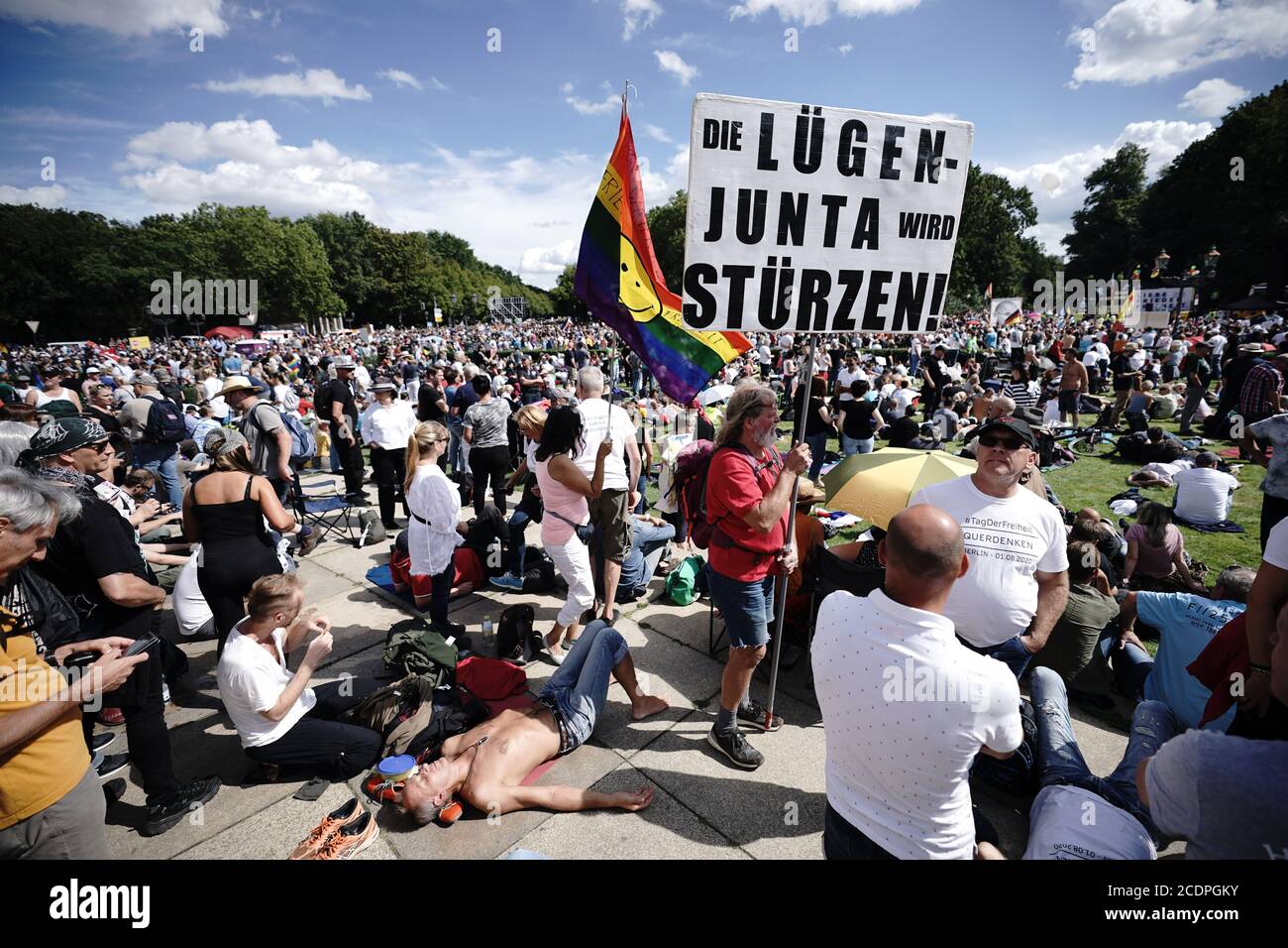 Berlin, Allemagne. 29 août 2020. « le Liar Junta va tomber ! » est inscrit sur le signe d'un participant à une démonstration. Credit: Michael Kappeller/dpa/Alay Live News Banque D'Images