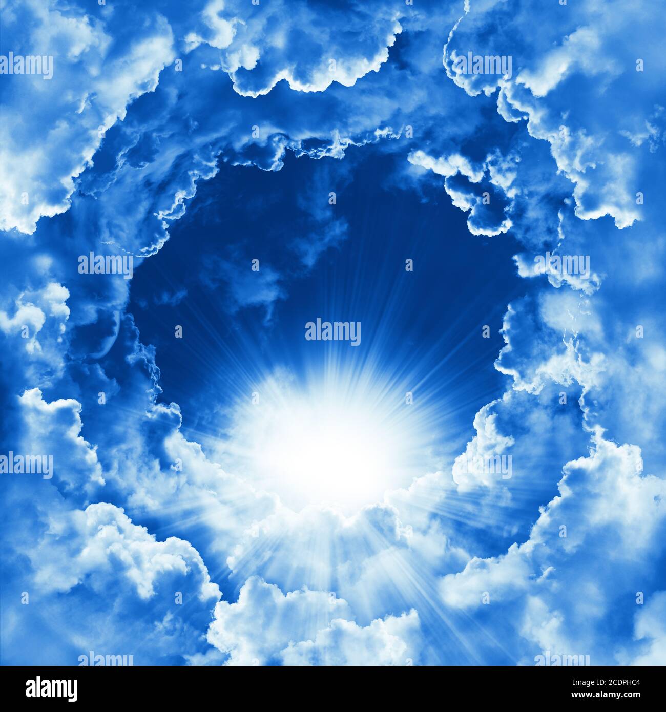 Ciel Avec Beau Nuage Et Soleil Ciel Nuageux Et Paisible Fond Naturel Jour Ensoleille Concept De Religion Fond Celeste Un Paradis Eclatant Photo Stock Alamy
