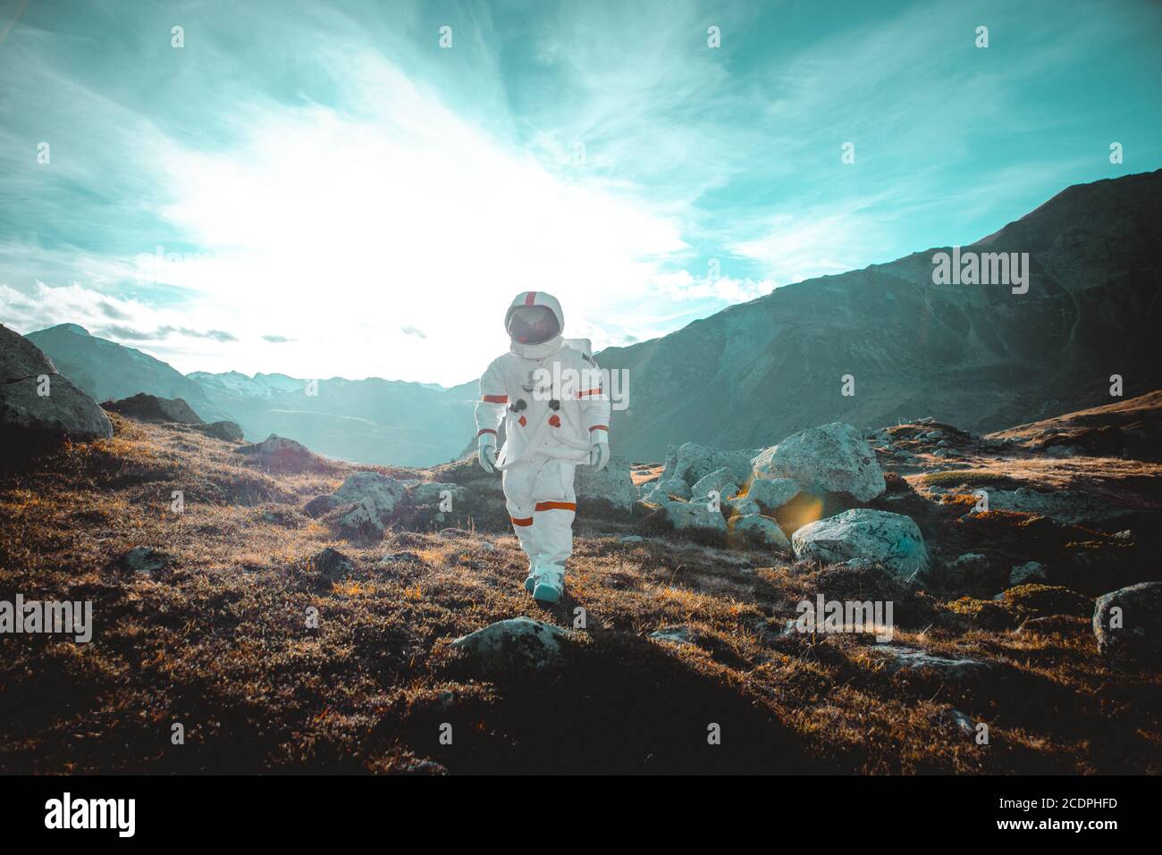 Astronaute explorant une nouvelle planète. À la recherche d'une nouvelle maison pour l'humanité. Concept de la science et de la nature Banque D'Images Astronaute explorant une nouvelle planète. À la recherche d'une nouvelle maison pour l'humanité. Concept de la science et de la nature Banque D'Images