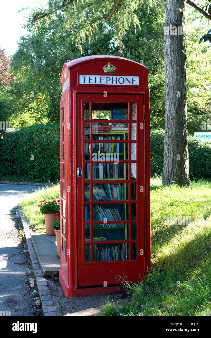 Boîte téléphonique d'échange de livres à Hampton Lucy village, Warwickshire, Angleterre, Royaume-Uni Banque D'Images