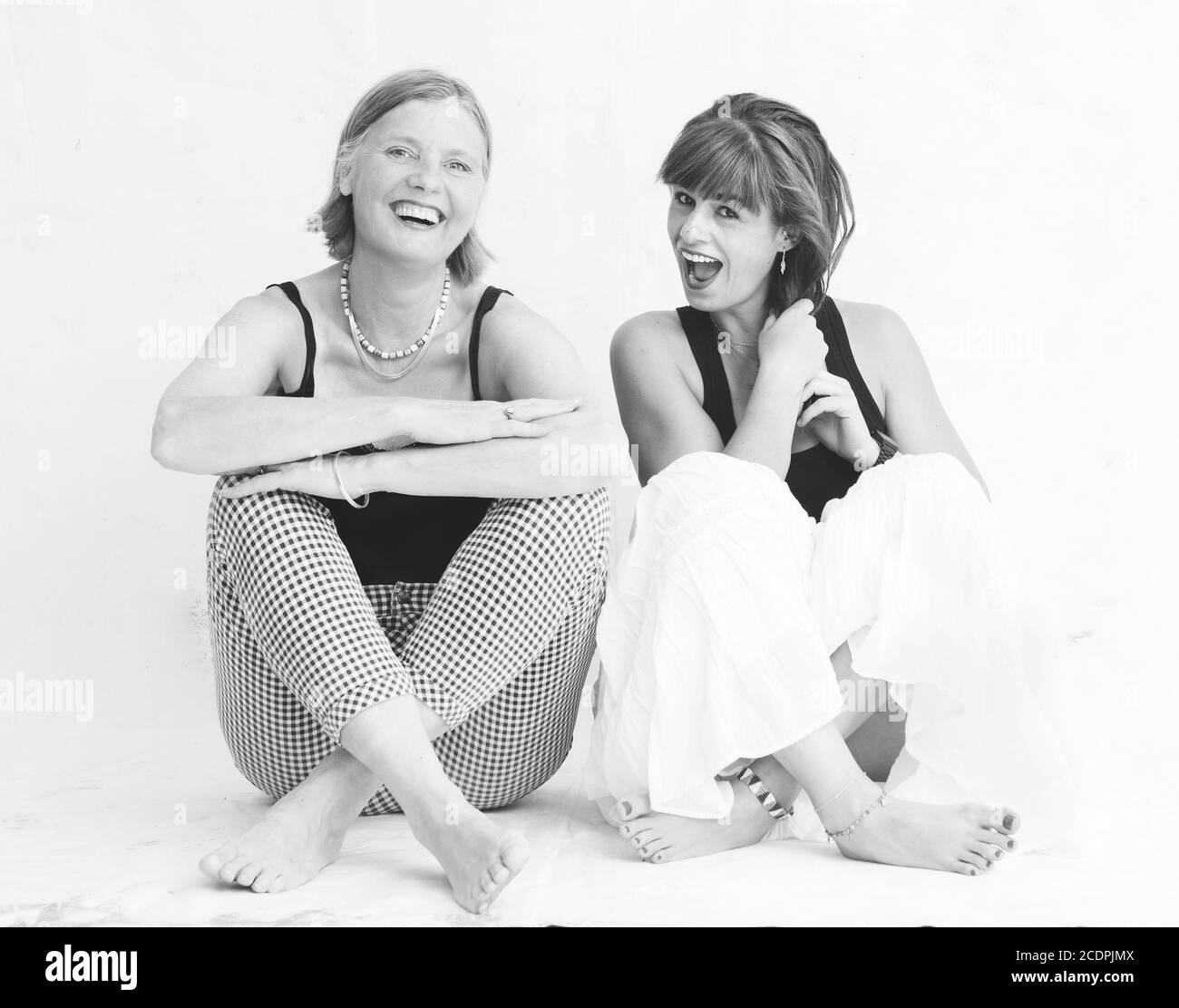 des amis souriants en noir et blanc Banque D'Images