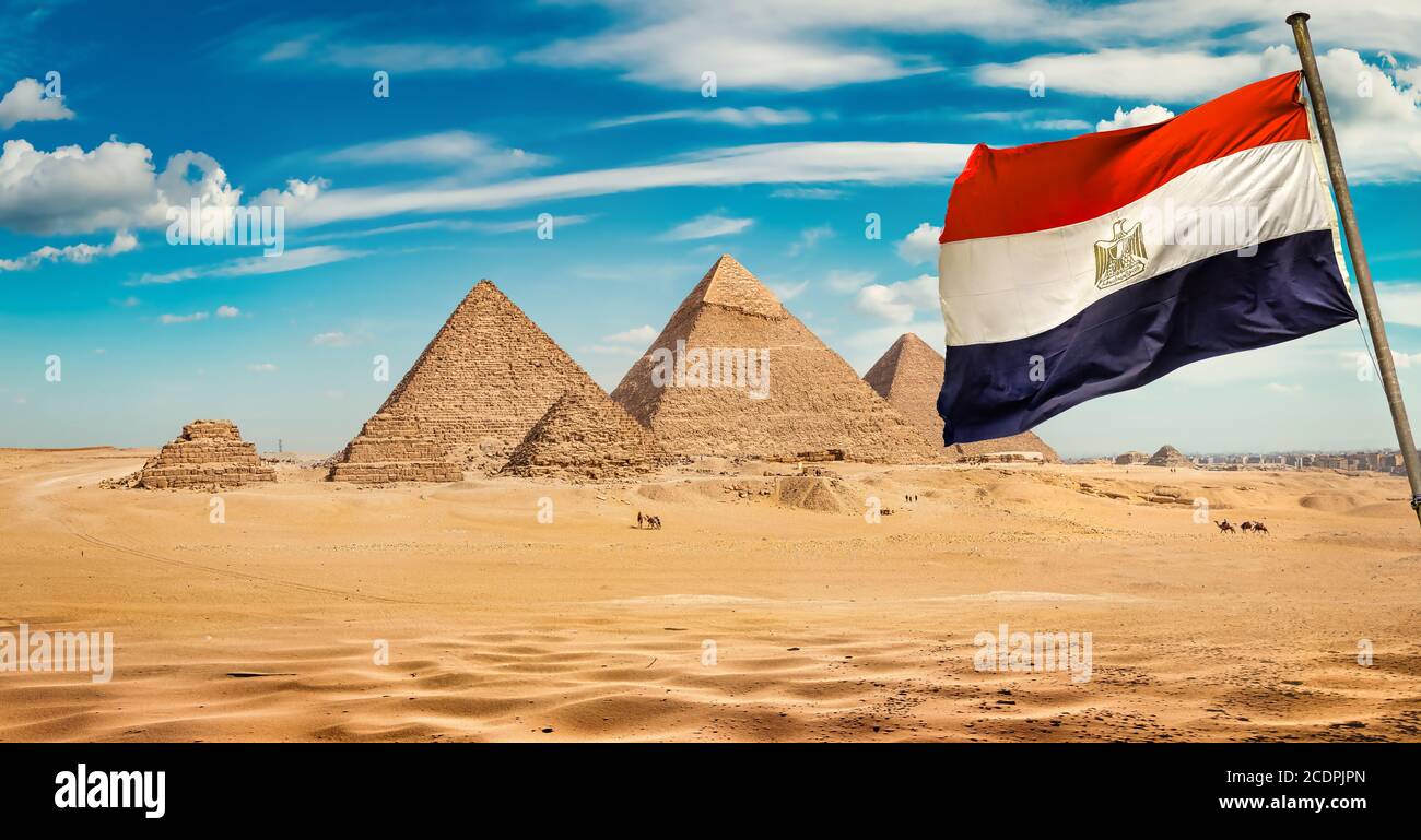 Pyramides de Gizeh dans le désert de jour et égyptien drapeau Banque D'Images