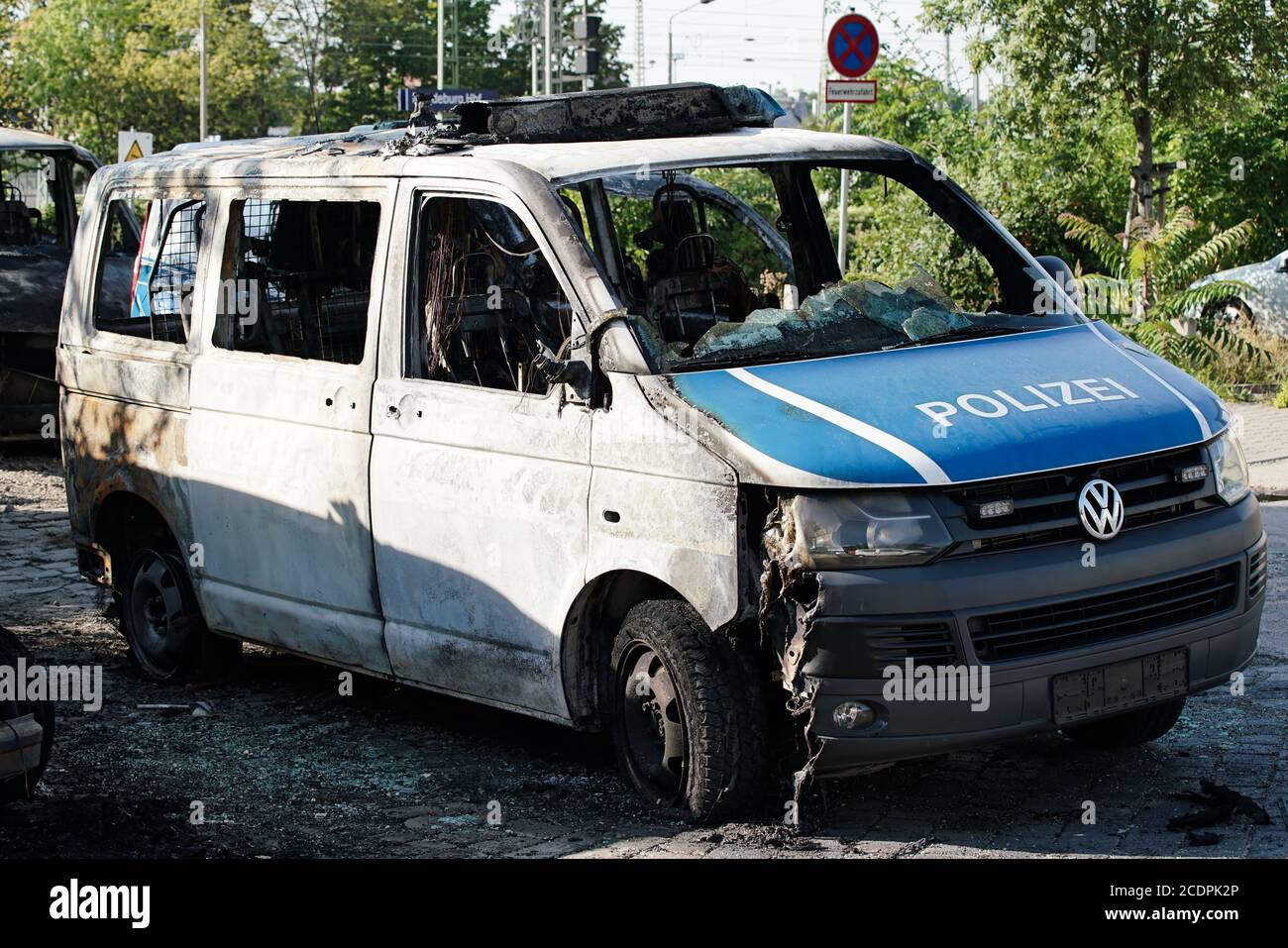 Voitures brûlées après une attaque incendie criminel sur des voitures de police à l'intérieur Le centre de Magdeburg Banque D'Images