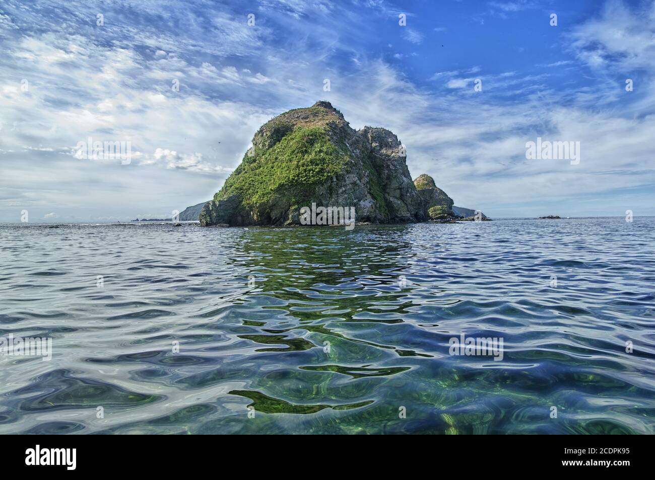 Paysage de mer avec petite île Banque D'Images