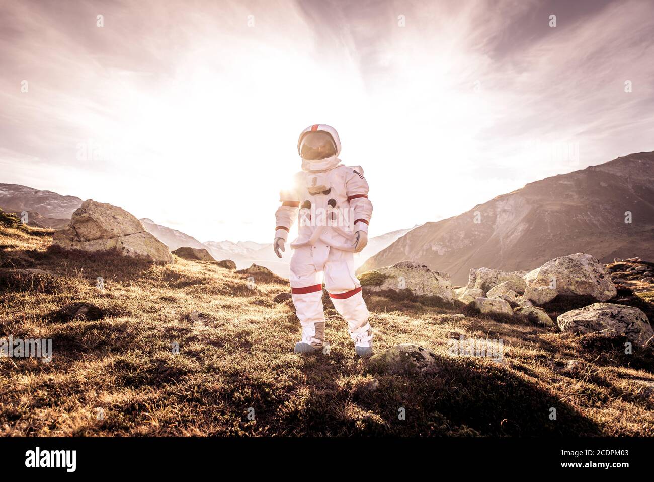 Astronaute explorant une nouvelle planète. À la recherche d'une nouvelle maison pour l'humanité. Concept de la science et de la nature Banque D'Images Astronaute explorant une nouvelle planète. À la recherche d'une nouvelle maison pour l'humanité. Concept de la science et de la nature Banque D'Images