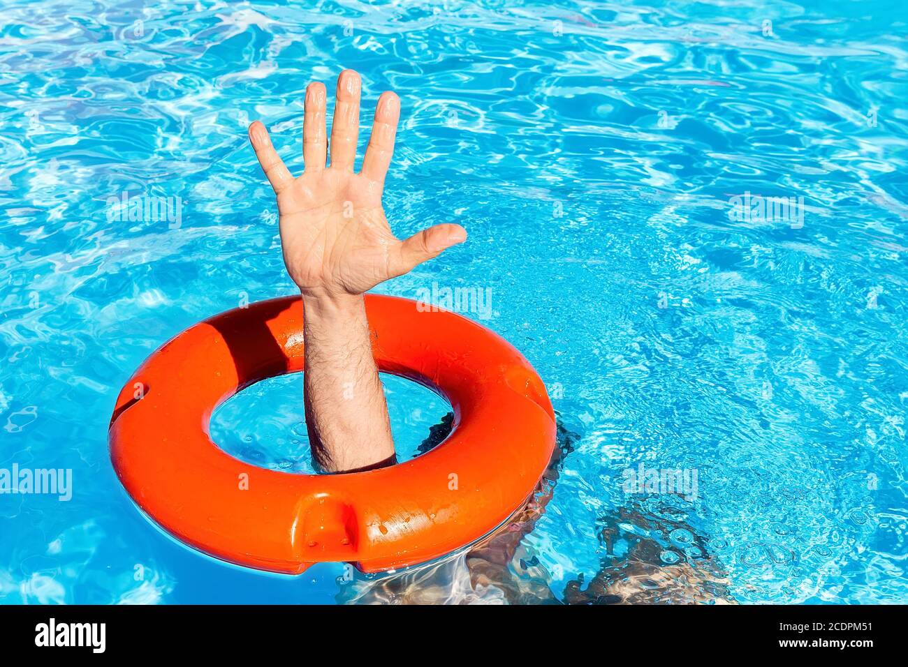 Armez la bouée orange dans la piscine Banque D'Images