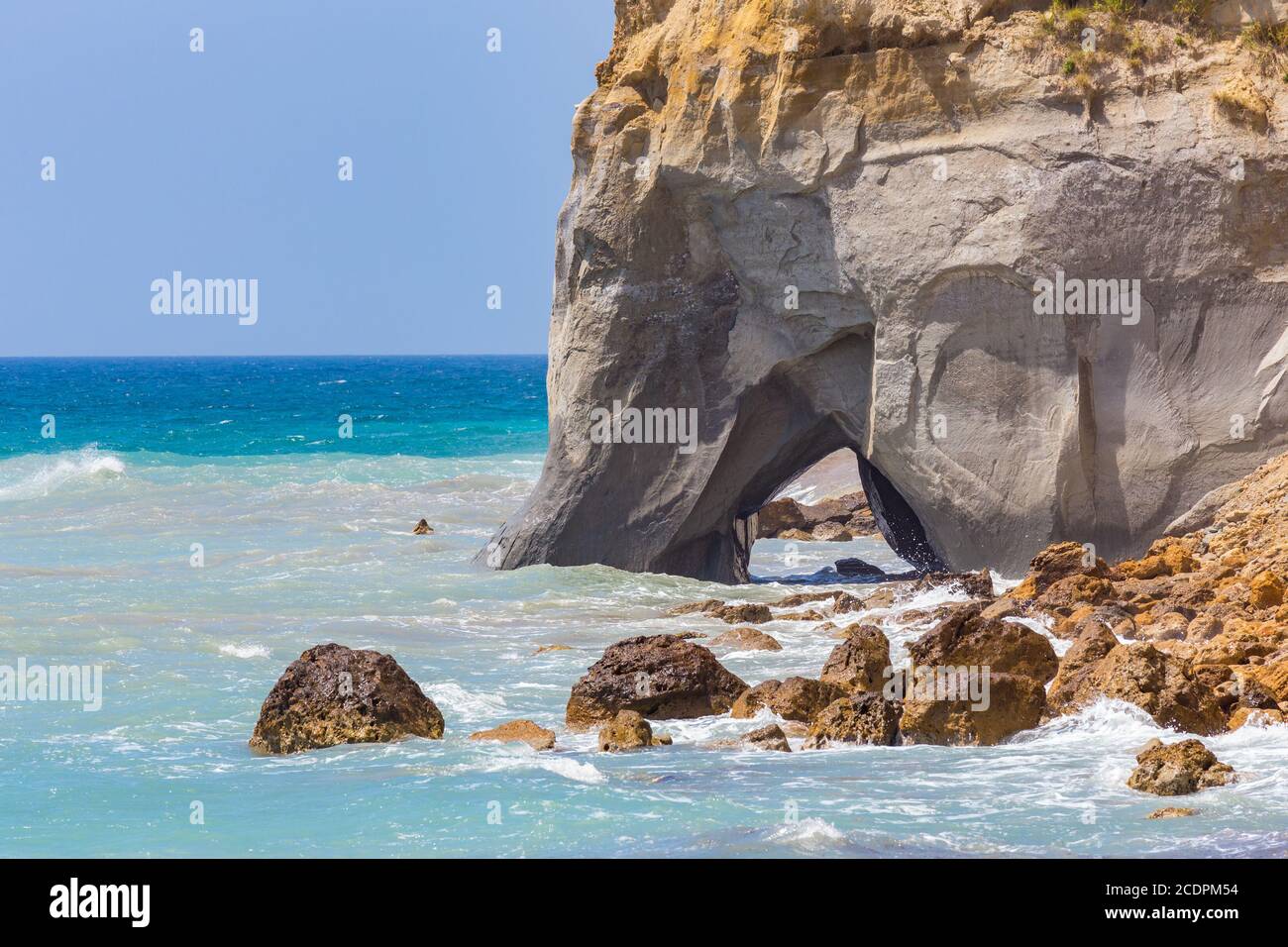 Roche avec grotte en mer sur la côte grecque Banque D'Images