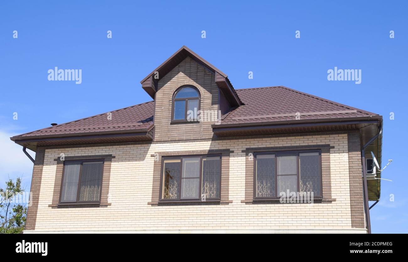 La chambre avec fenêtres en plastique et un toit de tôle ondulée Banque D'Images