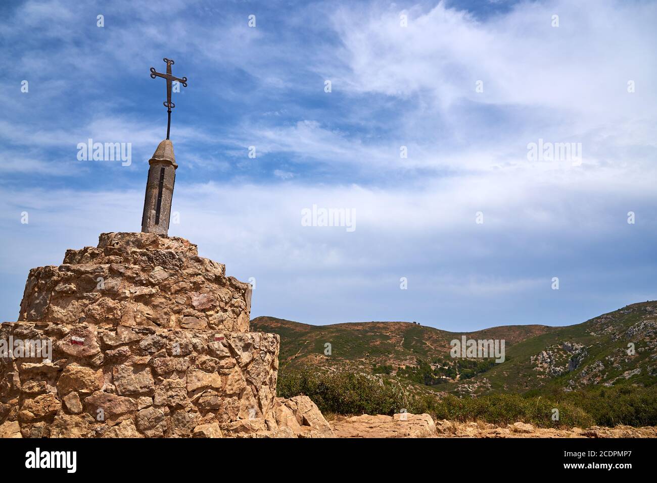 Croix de St Katarina le 'Creu de Santa Caterina' sur le Massis del Montgri les collines près de Torroella de Montgrí une ville en Catalogne en Espagne Banque D'Images