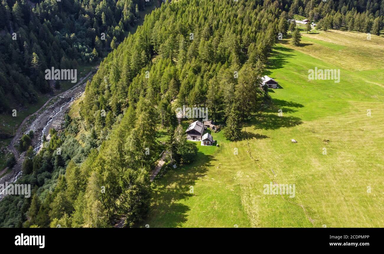 Refuge de Covel dans la vallée de Pejo, groupe de montagnes Ortles, Parc naturel du Stelvio, Trentin-Haut-Adige, province de trente, nord de l'Italie. Vue panoramique depuis Abov Banque D'Images