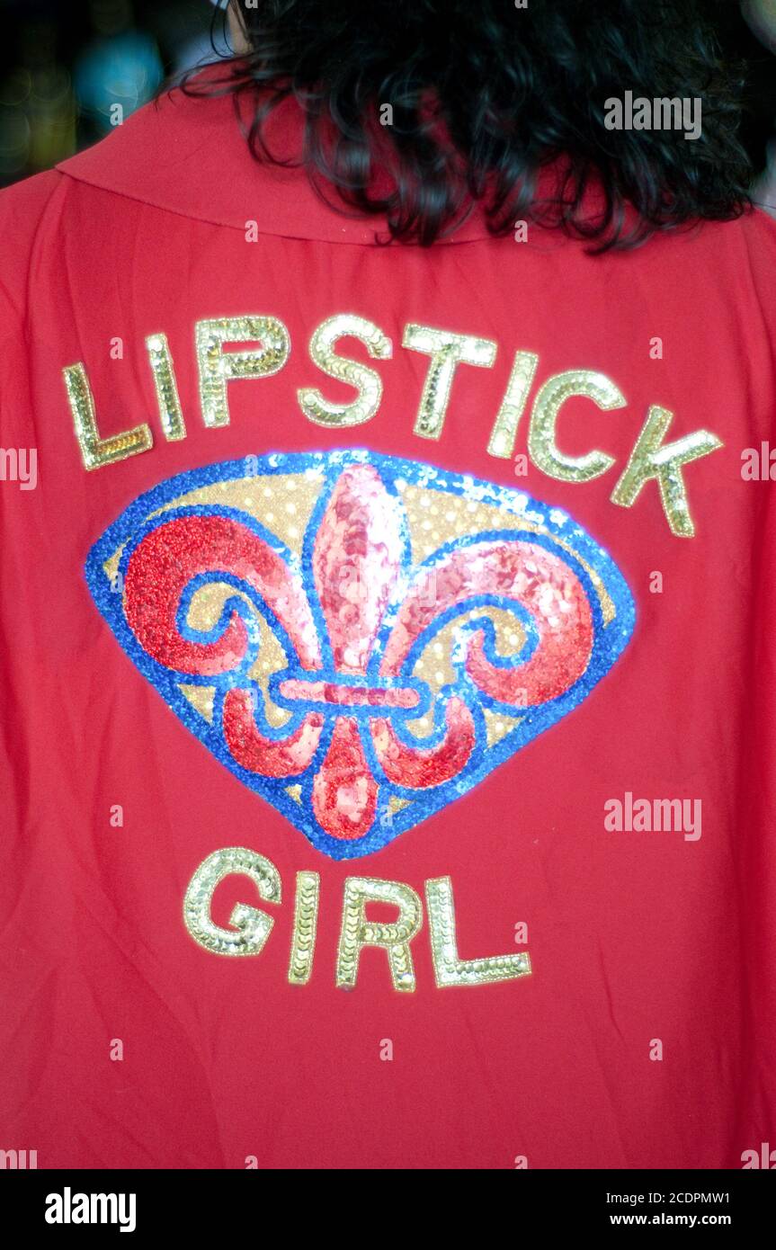 Un costume de Mardi gras rouge cape lisant 'Lipstick Girl' porté par une femme pendant le festival à Shreveport, Louisiane, États-Unis. Banque D'Images