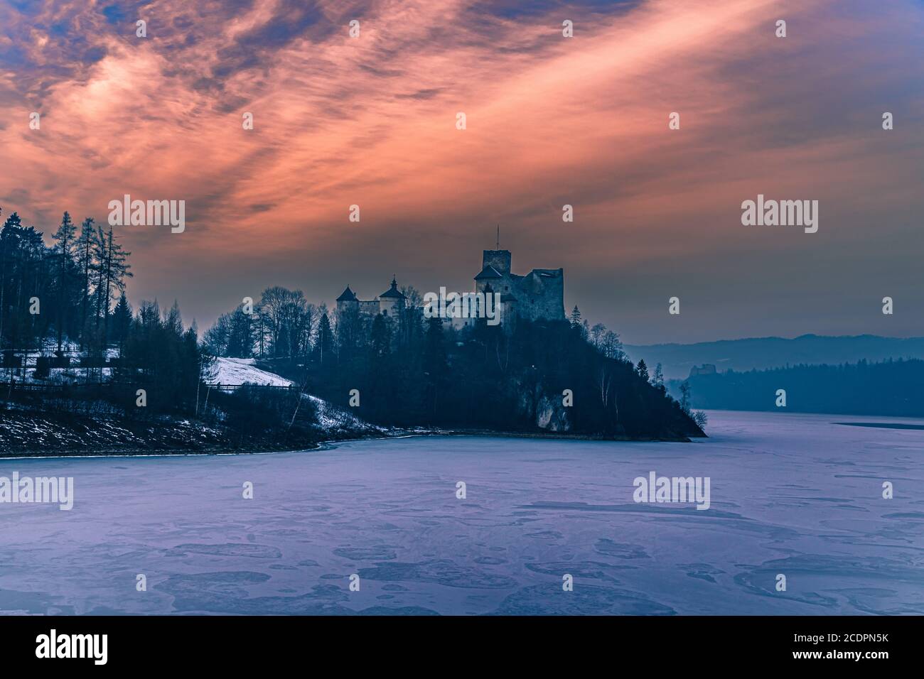 Coucher de soleil coloré sur le château de Niedzica en hiver, Pologne, Pologne Banque D'Images