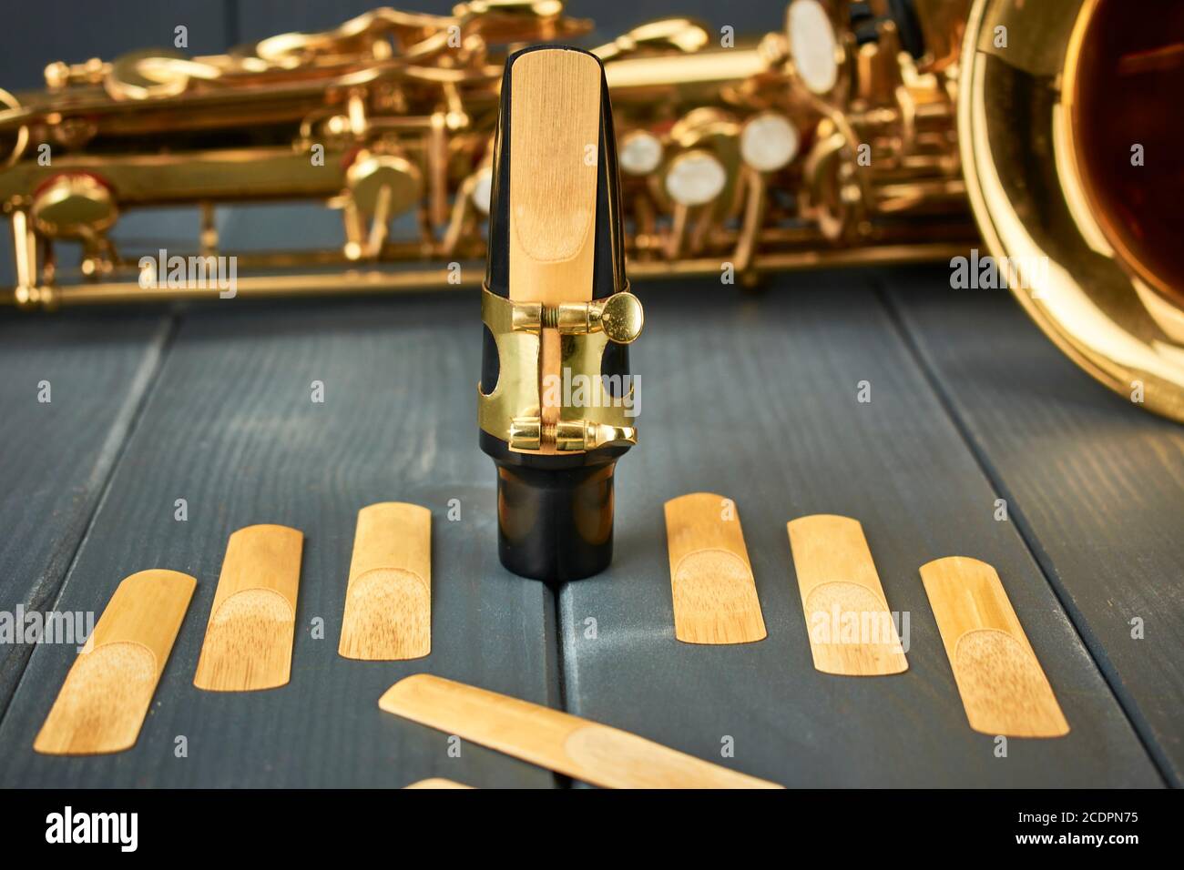 Reed monté sur l'embout buccal du saxophone, jeu de roseaux de rechange et instrument en bas Banque D'Images