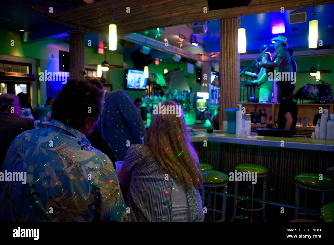 Un homme et une femme regardant un spectacle de musique country WESTERN en direct dans un bar du quartier de Marigny-Bywater à la Nouvelle-Orléans, en Louisiane. Banque D'Images