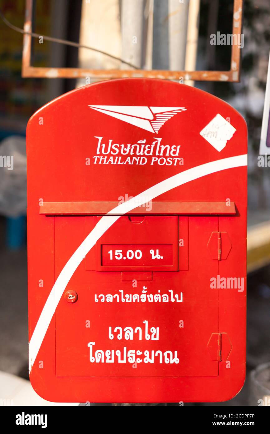 HUA HIN, THAÏLANDE - 2015 FÉVRIER. Boîte aux lettres rouge thaï. Banque D'Images