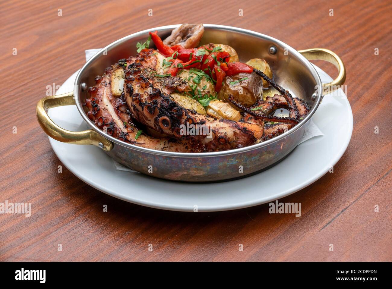 Plat traditionnel portugais 'polvo à lagareiro' avec pieuvre cuite, pommes de terre et huile d'olive Banque D'Images