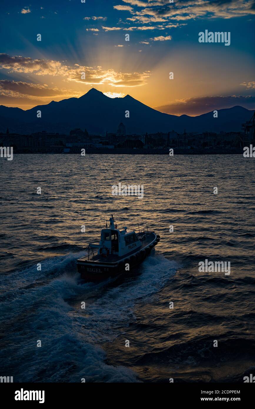Le pilote du port traverse la baie jusqu'au coucher du soleil À Palerme, Italie Banque D'Images