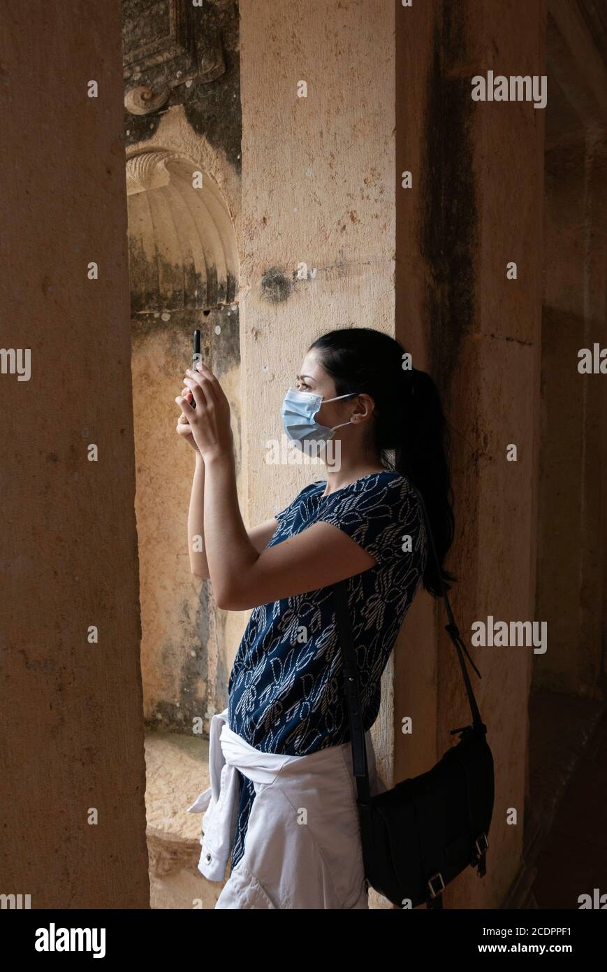 Tourisme pendant la pandémie COVID 19 - prise de jeunes femmes photos avec son smartphone tout en portant un masque Banque D'Images