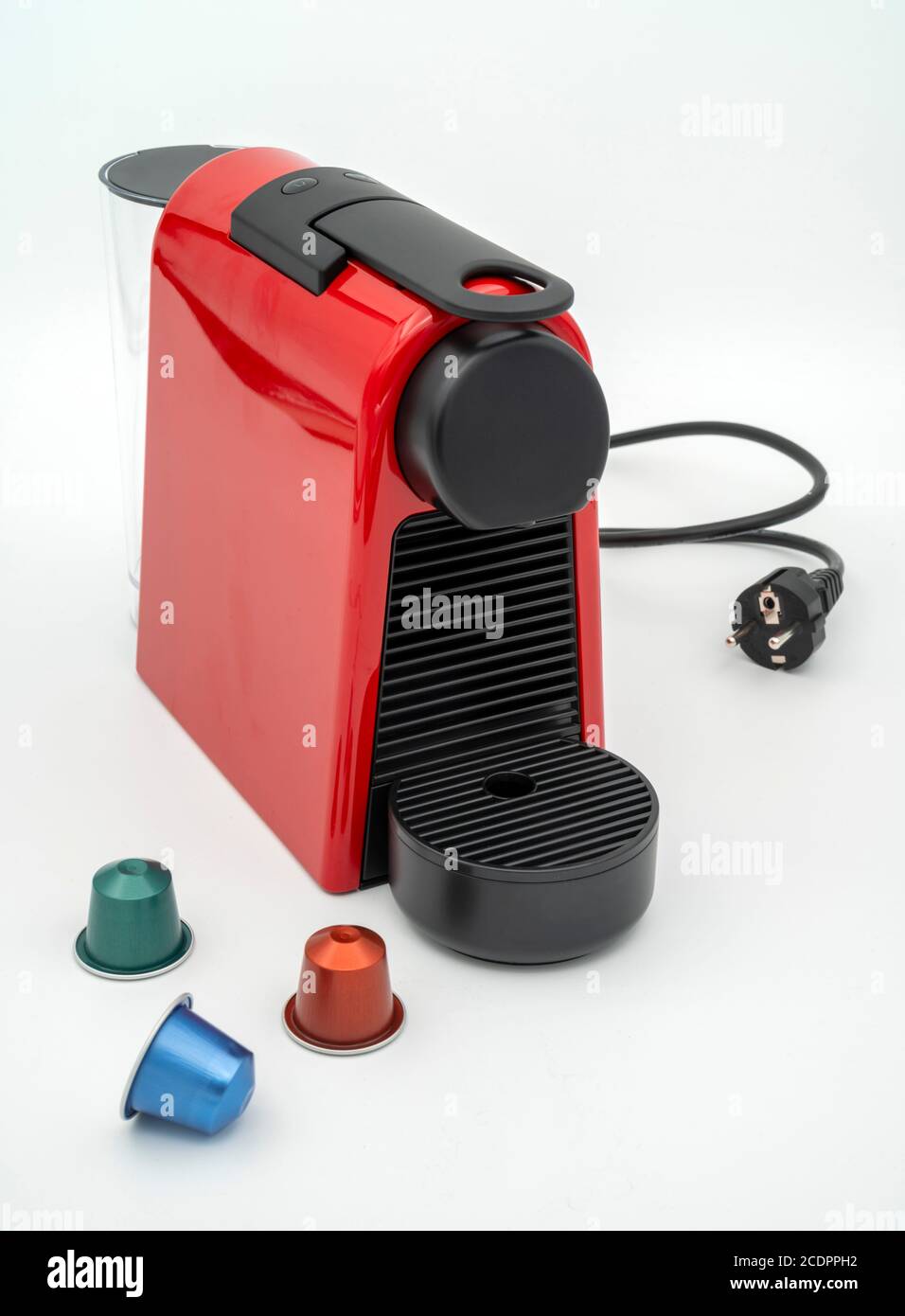 Machine à café Nespresso rouge avec capsules découpées isolée arrière-plan blanc Banque D'Images