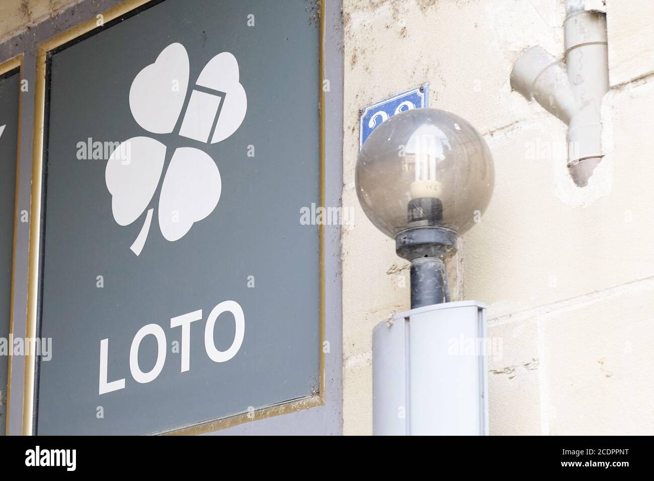 Bordeaux , Aquitaine / France - 08 25 2020 : texte du panneau loto de fdj la française des Jeux logo de l'opérateur de loterie français sur le mur Banque D'Images