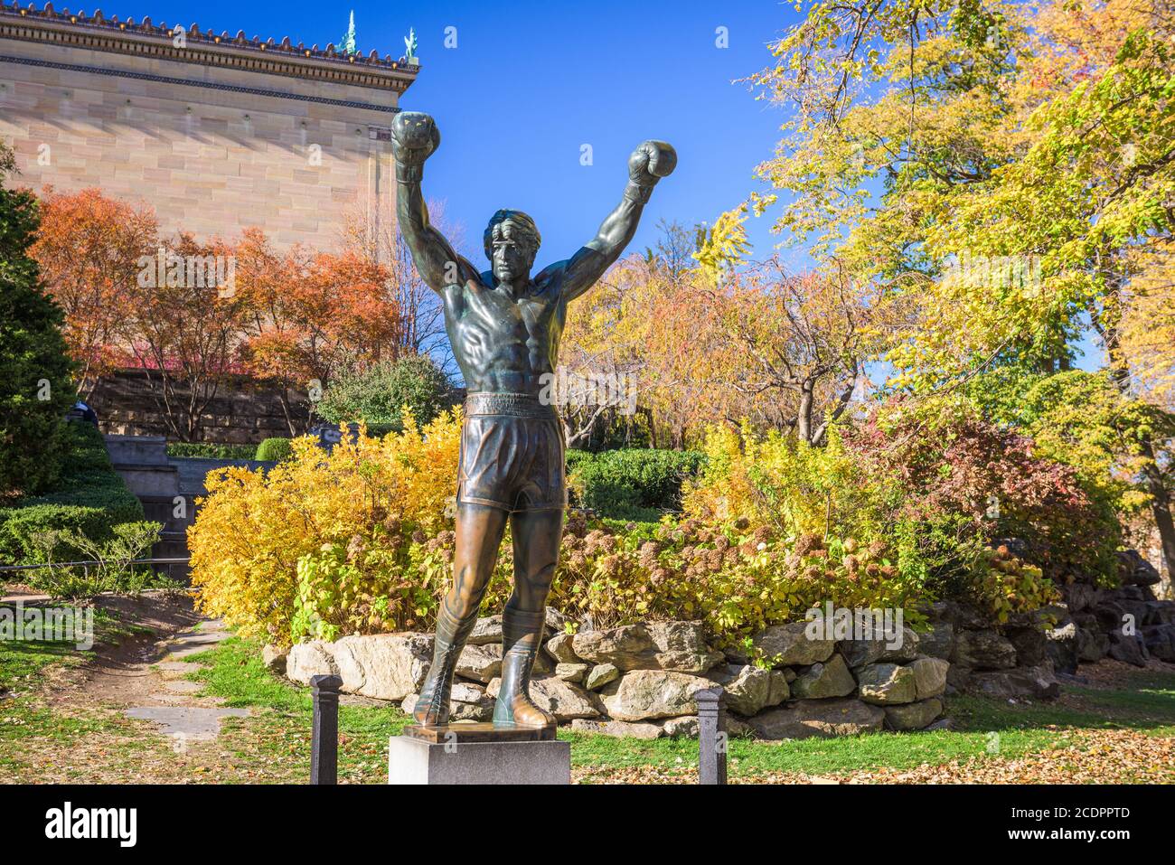 PHILADELPHIE, PENNSYLVANIE - NOVEMBR 16, 2016: La statue de Rocky Balboa pendant l'automne. La statue commémore la série de films Rocky qui a beco Banque D'Images