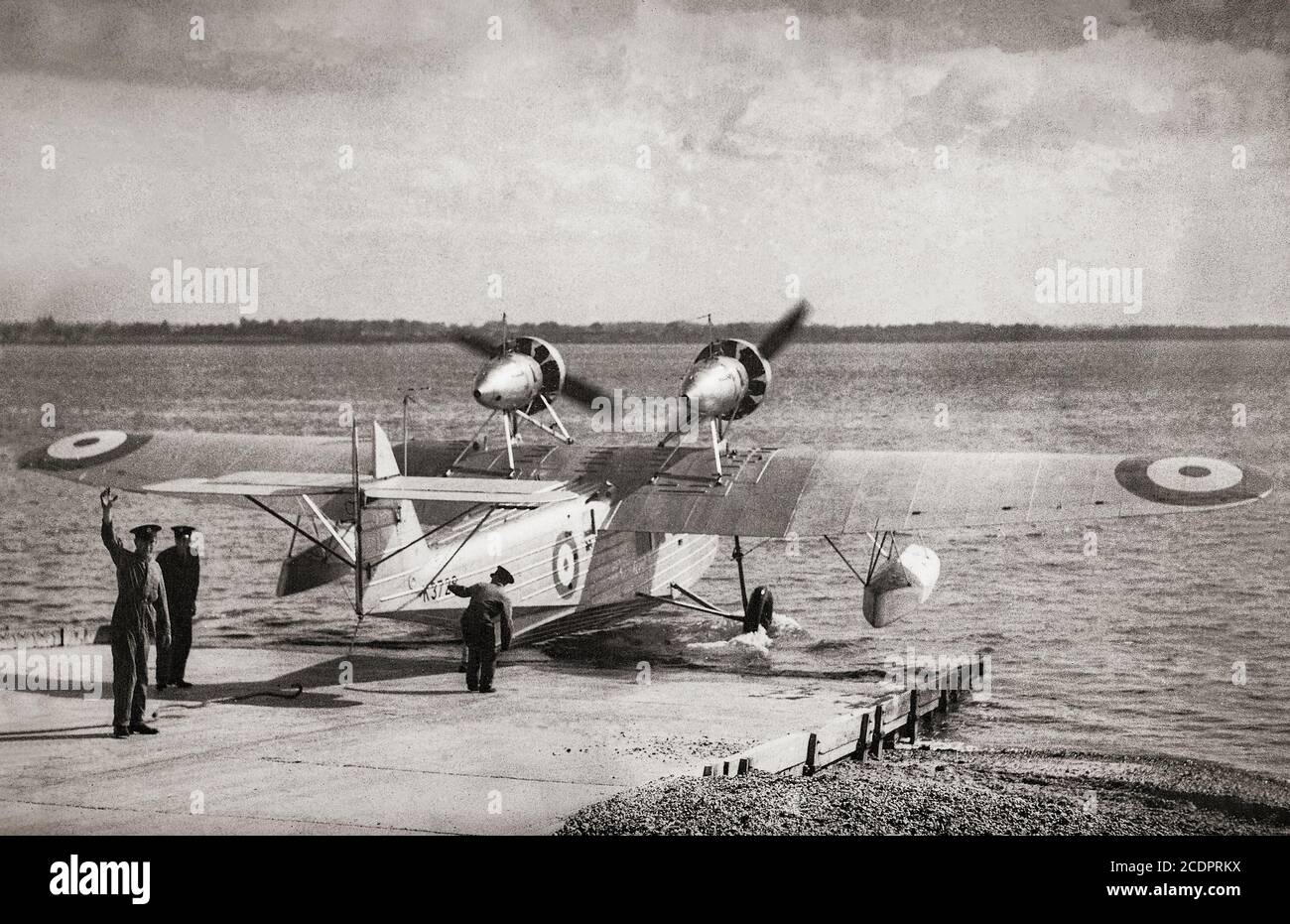 Prêt pour le décollage, un bateau amphibie Saro Cloud conçu et construit par Saunders-Roe pour les vols de passagers britanniques à la fin des années 20. Le ministère de l'Air a commandé un avion pour l'évaluation en tant qu'instructeur et, après l'évaluation, il en a commandé seize autres pour la formation des pilotes et des navigateurs. Désigné A.29, il avait des supports de canon dans les compartiments de l'arc et de l'arrière et pouvait également transporter quatre bombes d'entraînement de 50 lb. Avec de la place pour six étudiants, il a servi d'avion de formation pour les pilotes et les navigateurs, avant d'être affecté à de plus grands bateaux volants avec des unités de vol de la RAF de première ligne. Banque D'Images