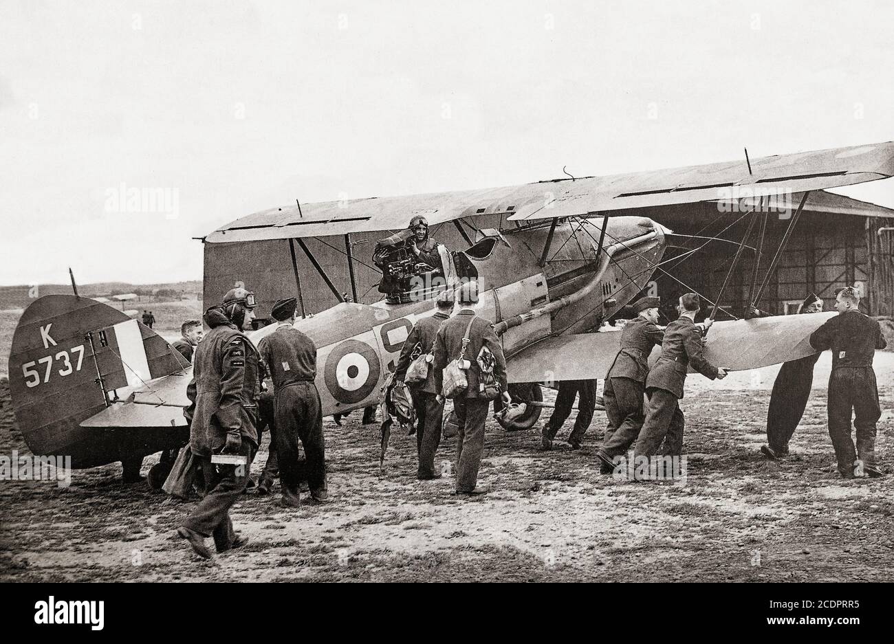 Un Hawker Audax photographié en 1940. Le biplan, une variante du Hawker Hart, conçu pour la coopération de l'armée a vu le service dans l'Empire britannique. Avec son vol inaugural à la fin de 1931, l'Audax était semblable au Hart, mais avait quelques modifications, y compris un crochet pour récupérer les messages. Alimenté par un moteur Kestrel, il avait une vitesse maximale de 170 km/h (274 mi/h) et était armé d'une seule mitrailleuse légère Lewis de 7.7 mm (0,303 po) et d'une mitrailleuse Vickers de 7.7 mm (0,303 po). Banque D'Images