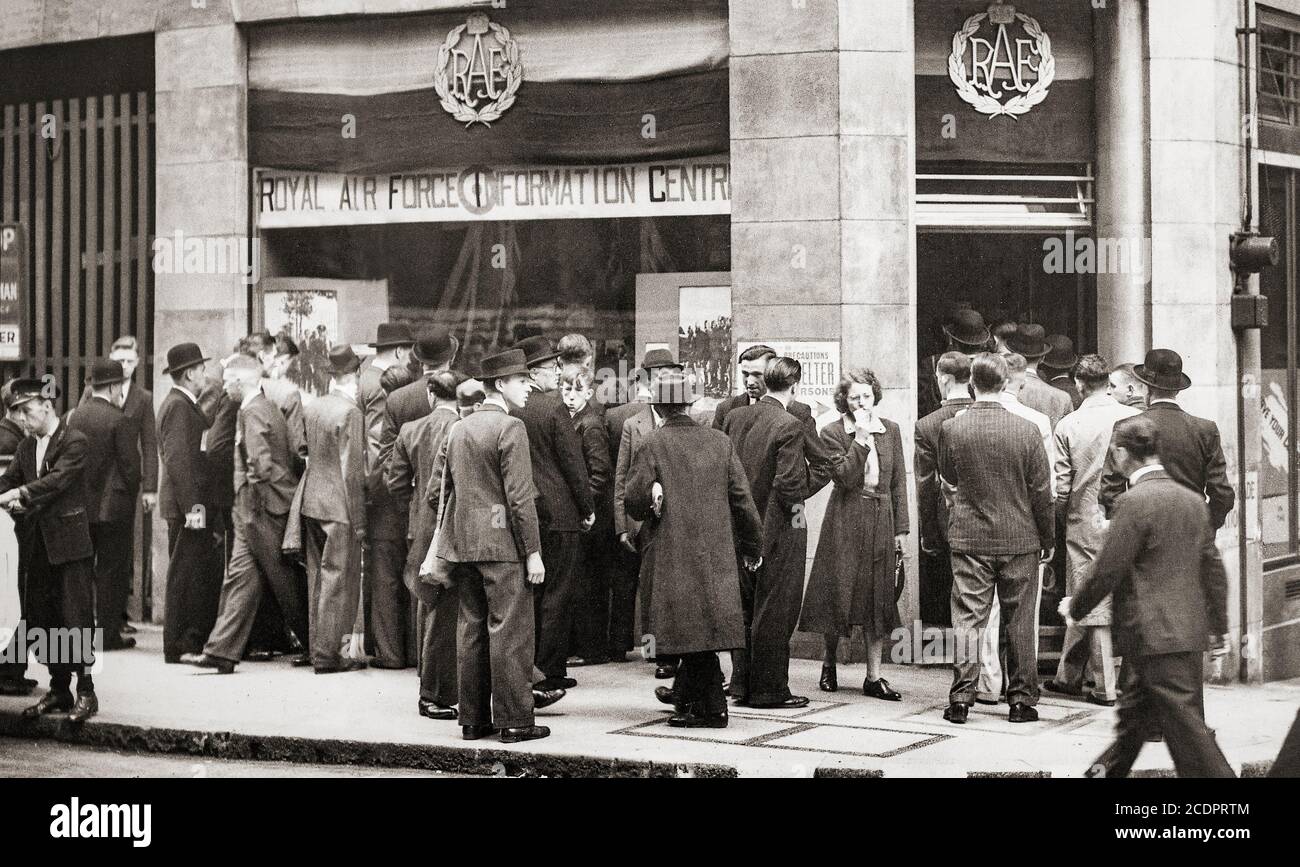 Des volontaires attendent l'ouverture du bureau de recrutement de la Royal Air Force (RAF) à Cannon Street, Londres, peu après l'évacuation de Dunkerque en juin 1940. Le personnel de la RAF où les bénévoles se font rares que les conscrits Banque D'Images