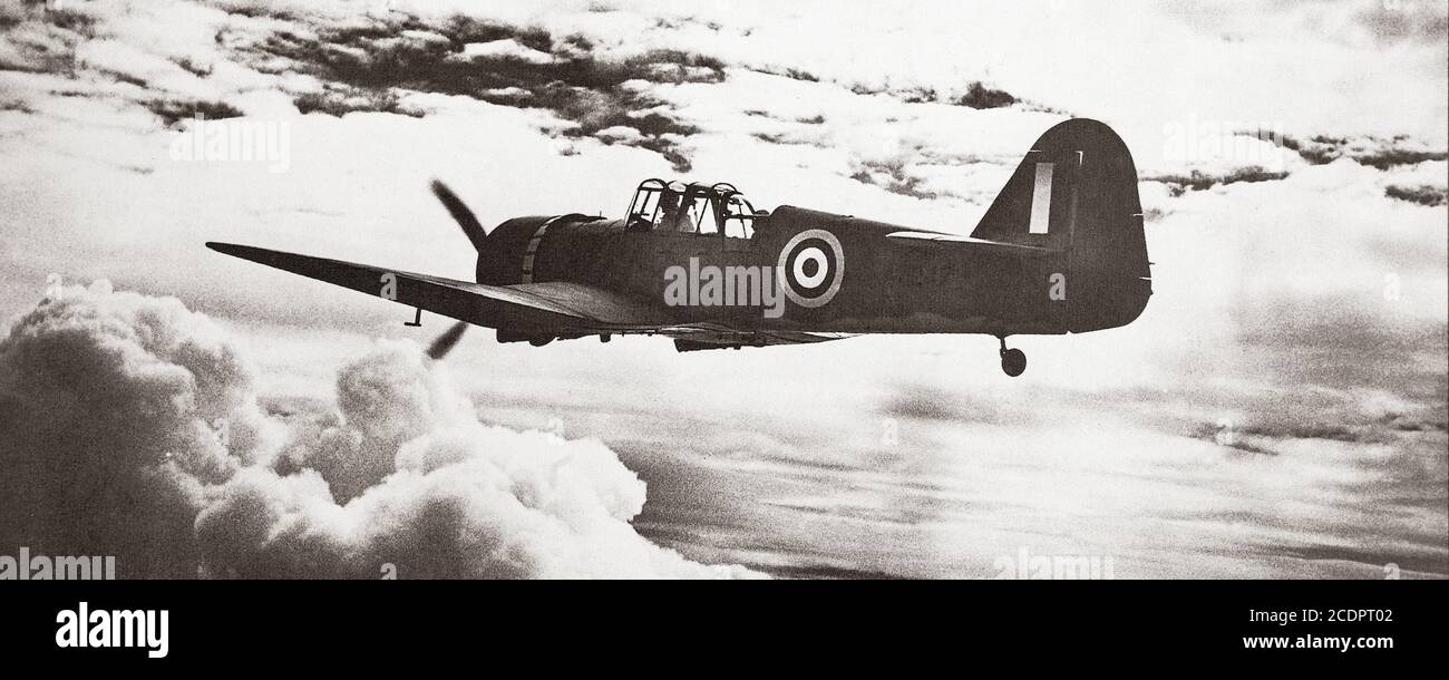 Le Miles Master II, un entraîneur avancé monoplan britannique à deux places conçu et construit par la compagnie aérienne Miles Aircraft Ltd et introduit en grand nombre dans la Royal Air Force (RAF) et Fleet Air Arm (FAA) pendant la Seconde Guerre mondiale. Une fois en service, ses installations de bombardement de bas niveau et de tir avant ont fourni un avion rapide, robuste et entièrement aérobie qui a fonctionné comme une excellente introduction à l'avion de chasse britannique de haute performance de l'époque : le Spitfire et l'ouragan. Banque D'Images
