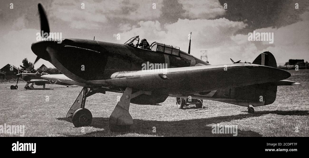 Les lignes immanquables d'un ouragan Hawker conçu par Sydney Camm au 32 Squadron, Biggin Hill, Kent, Angleterre. L'avion de chasse britannique à siège unique a été éclipsé dans la conscience publique par le rôle du Supermarine Spitfire pendant la bataille d'Angleterre en 1940, mais l'ouragan a infligé 60 % des pertes subies par la Luftwaffe dans l'engagement, Et a combattu dans tous les grands théâtres de la Seconde Guerre mondiale. Banque D'Images