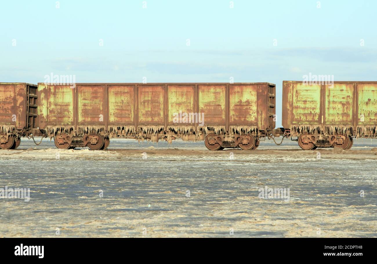 Old rusty voitures de train de stalactites de sel dans le lac Baskunchak Banque D'Images