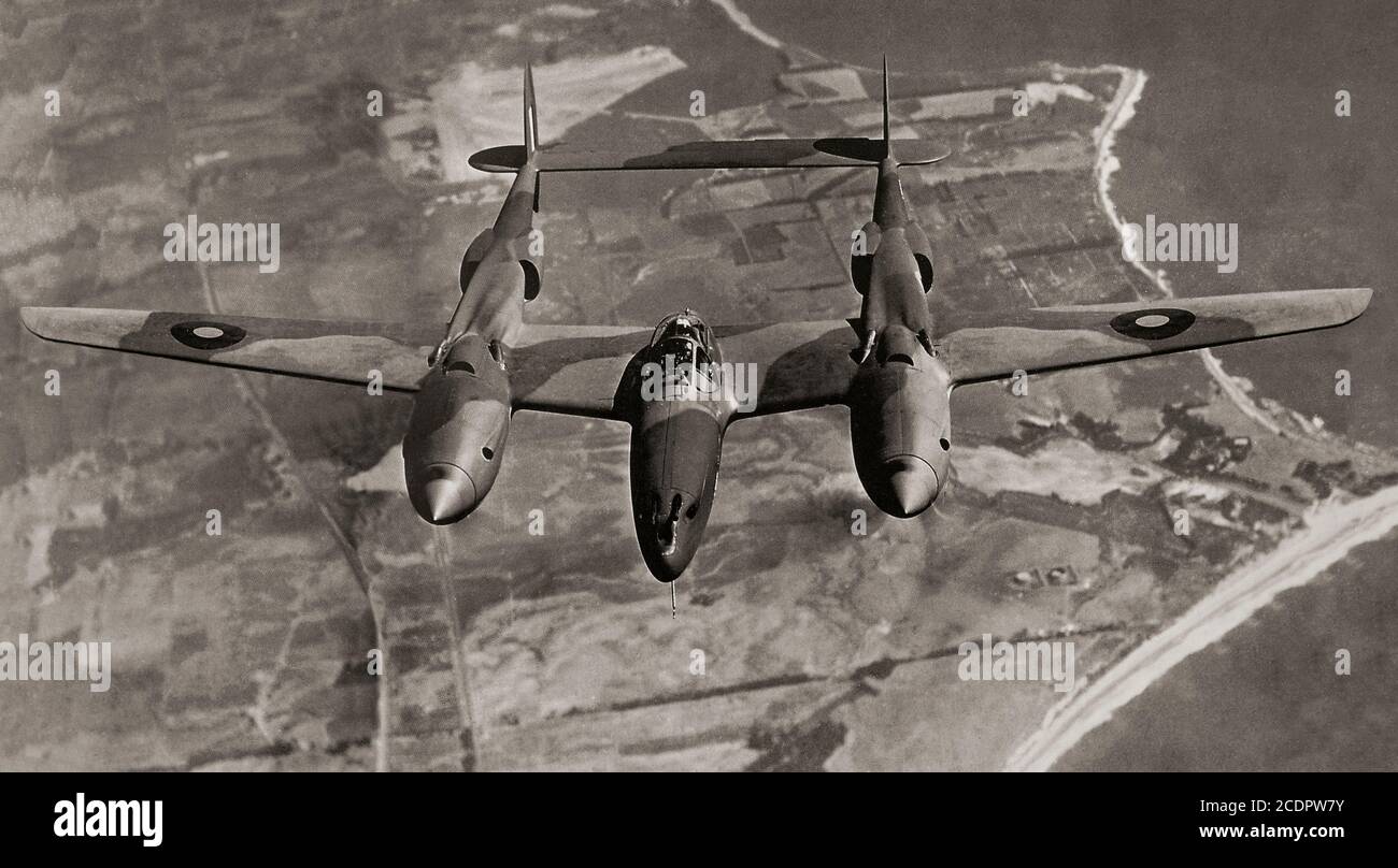 Le Lockheed P-38 Lightning était un avion de chasse américain de la Seconde Guerre mondiale doté de deux flèches distinctes et d'une nacelle centrale contenant le poste de pilotage et l'armement. En plus de son utilisation comme combattant général, le P-38 a servi dans divers rôles de combat aérien, de chasseur de nuit, de chasseur d'escorte à longue distance (avec des chars d'assaut), de Pathfinder, et comme chasseur-bombardier lors de l'invasion de la Normandie et de l'avance des alliés à travers la France en Allemagne. Il a également été utilisé dans le rôle de reconnaissance aérienne, le P-38 a représenté 90 pour cent du film aérien capturé au-dessus de l'Europe. Banque D'Images