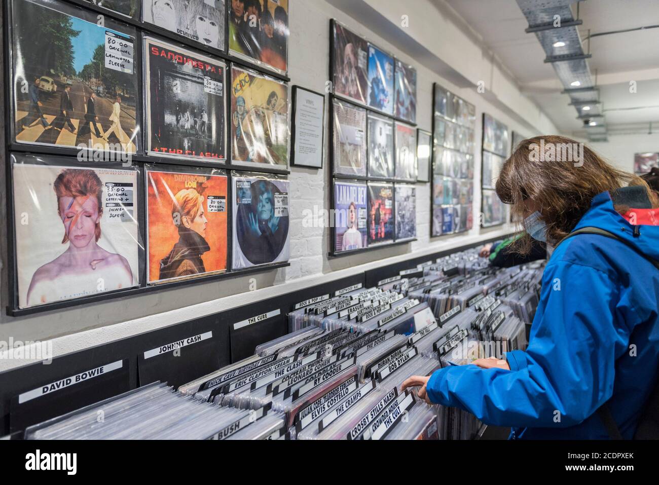 Londres, Royaume-Uni. 29 août 2020. Un client navigue dans Sister Ray Records. Les fans de musique analogique visitent des magasins indépendants de disques à Soho pour célébrer la musique de vinyle lors de la 13e Journée du Record Store, prévue à l'origine pour avril, mais reportée en raison de la pandémie du coronavirus. Chaque année, plus de 200 magasins de disques indépendants du Royaume-Uni se réunissent pour célébrer la culture unique de la musique analogique avec des versions spéciales en vinyle fabriquées exclusivement pour la journée. Les ventes de vinyle ont augmenté au Royaume-Uni avec plus de 12 fois plus de ventes depuis 2011. Credit: Stephen Chung / Alamy Live News Banque D'Images