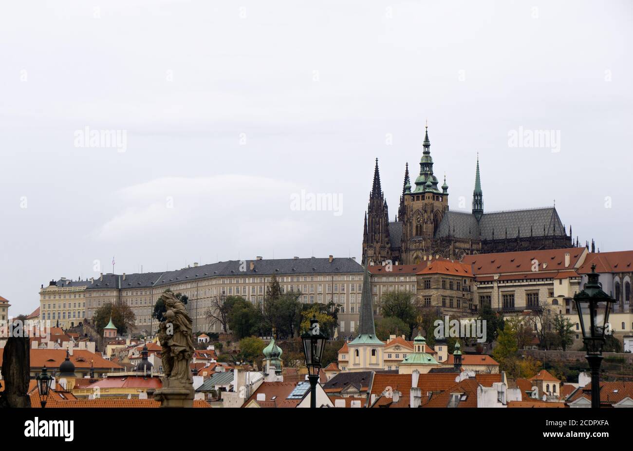 La cathédrale Saint-Vitus s'élève au-dessus des toits médiévaux de Prague Banque D'Images