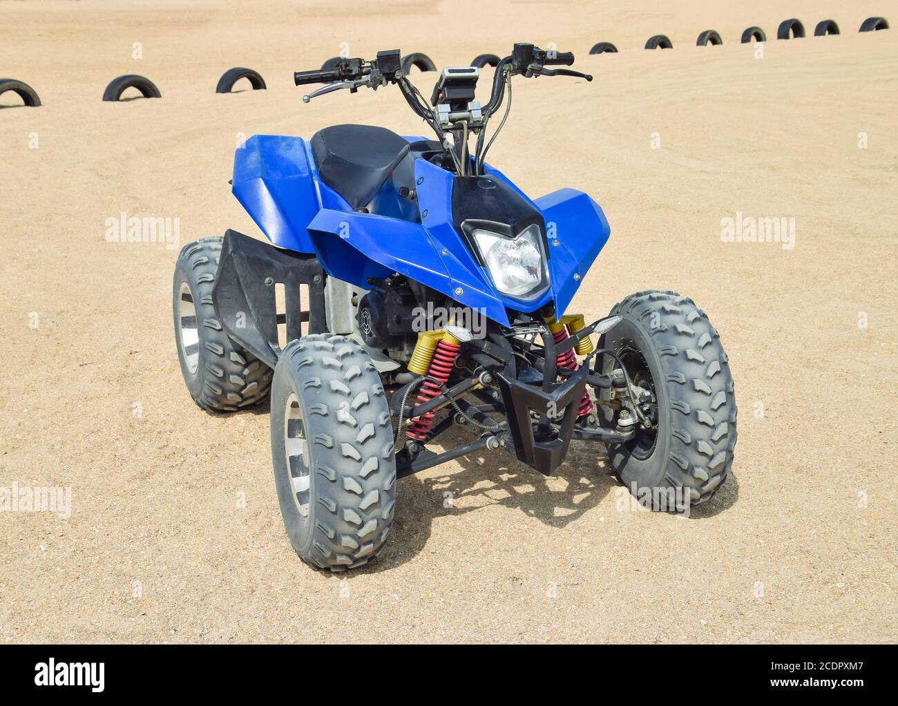 Petite location de quads. Des services de location de voitures sur la plage par la mer Banque D'Images