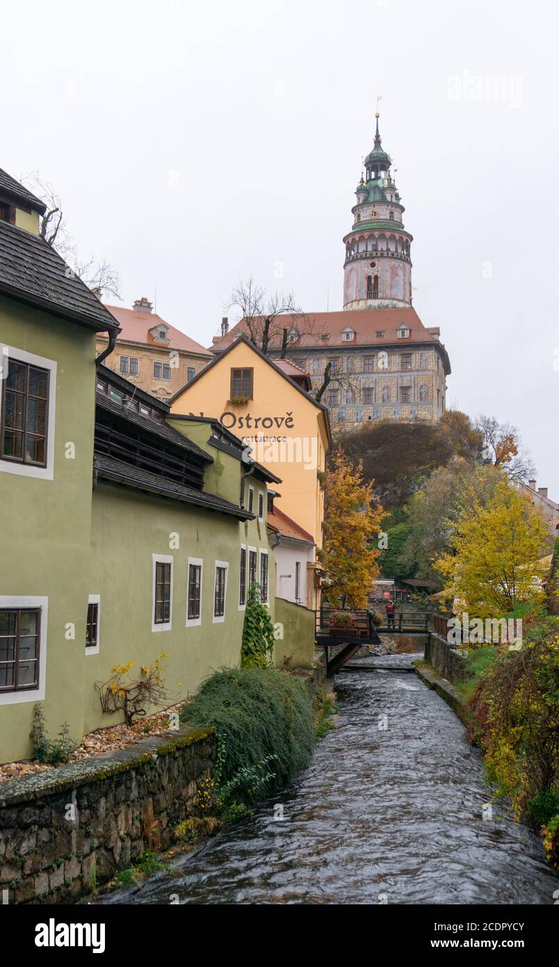 Cesky Krumlov, Tchéquie - 28.10.2018: Le château de Cesky Krumlov et la tour de garde au-dessus de la ville et une petite rivière qui coule à travers elle Banque D'Images