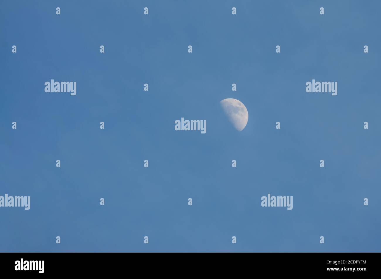 Gros plan de la Lune le matin avec fond bleu ciel Banque D'Images