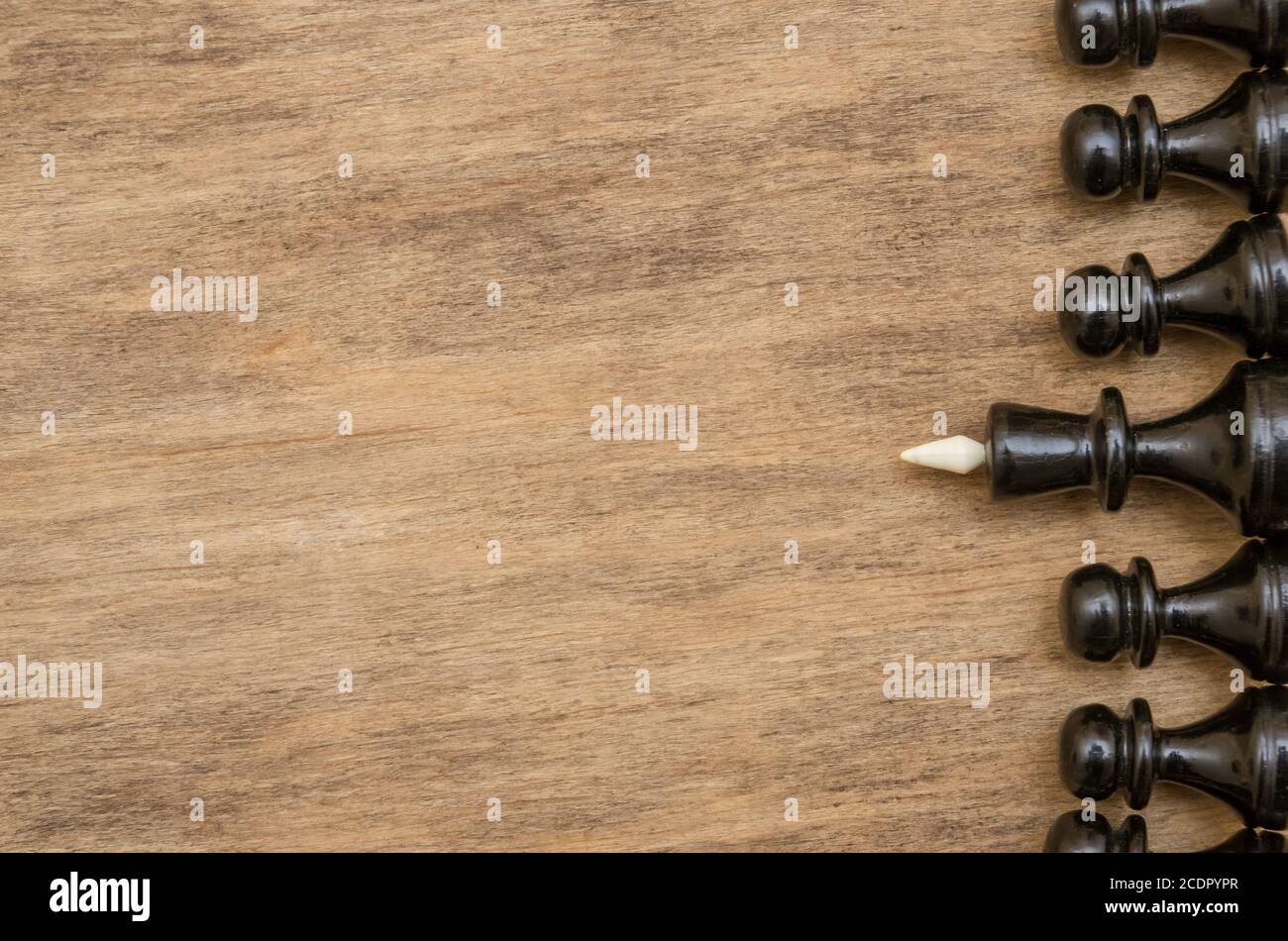 figurines hess noires sur fond de table en bois marron Banque D'Images