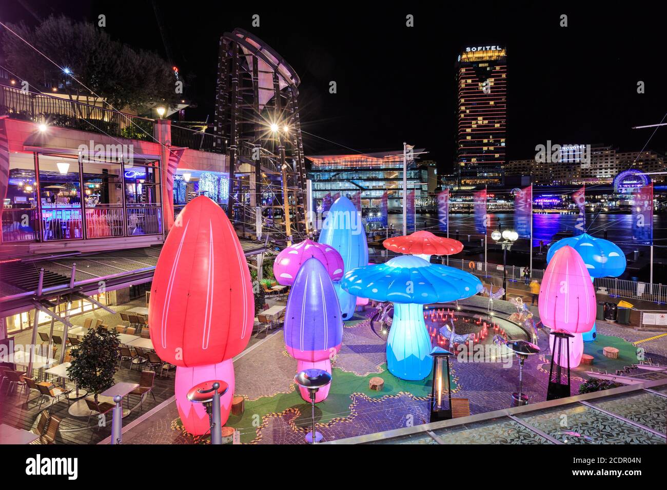 Cockle Bay, Sydney, Australie, pendant le festival Vivid Sydney. Une exposition nocturne colorée de champignons géants illuminés. Mai 28 2019 Banque D'Images