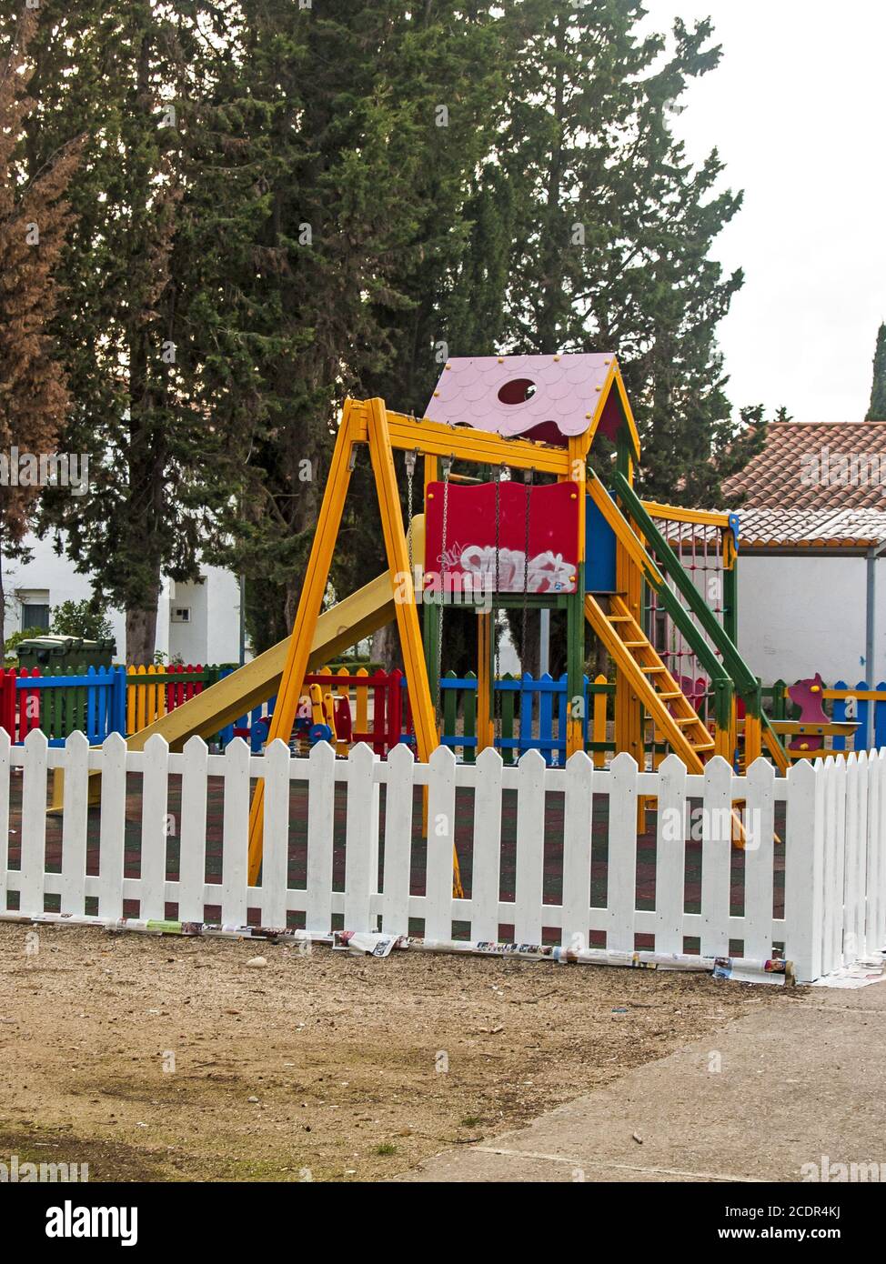 Balançoires dans un parc pour enfants Banque D'Images