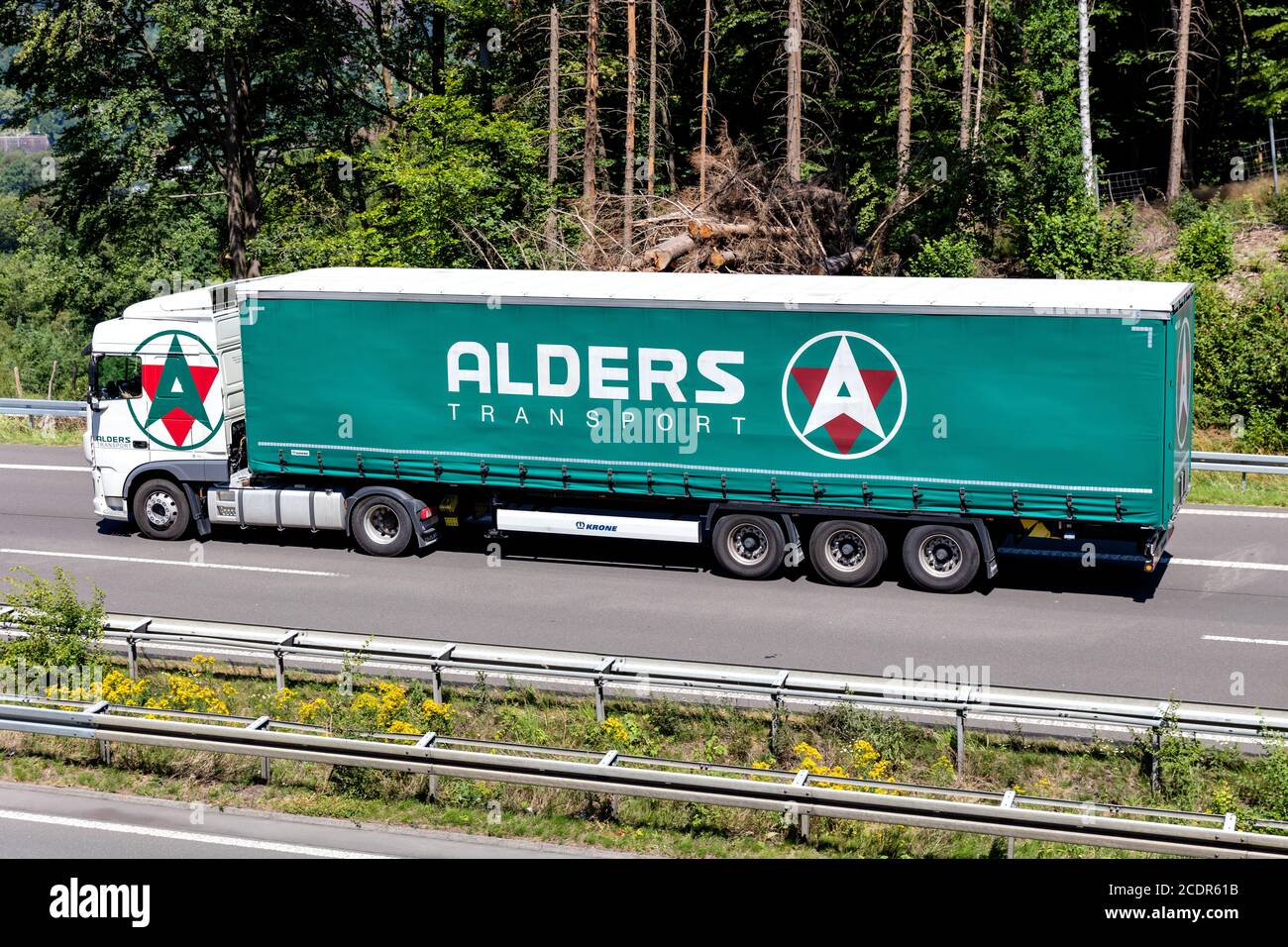 Camion DAF Alders avec remorque sur autoroute, côté trottoir. Banque D'Images