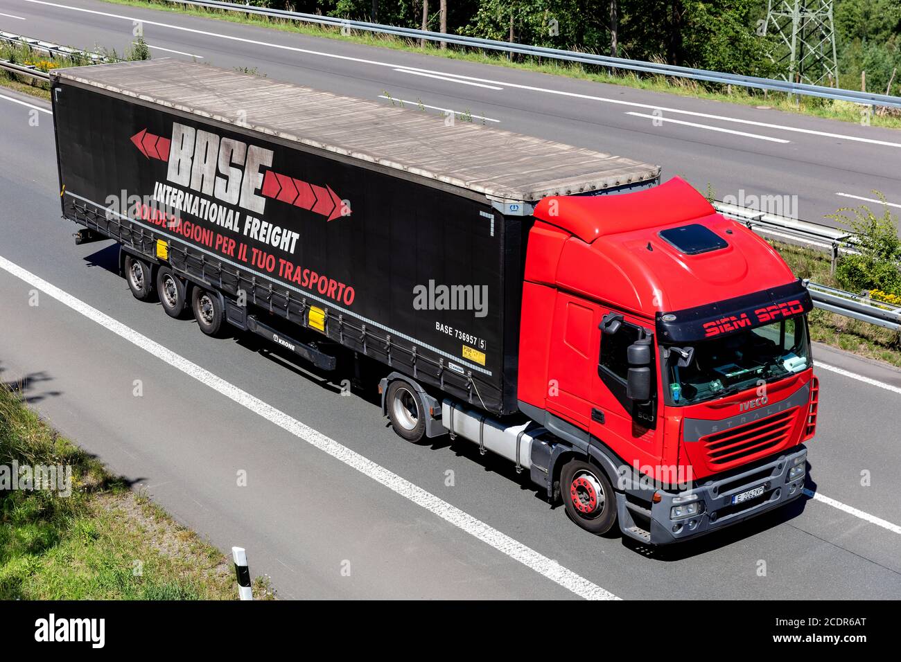 Siem spé Iveco STRALIS camion avec BASE remorque côté trottoir sur autoroute. Banque D'Images