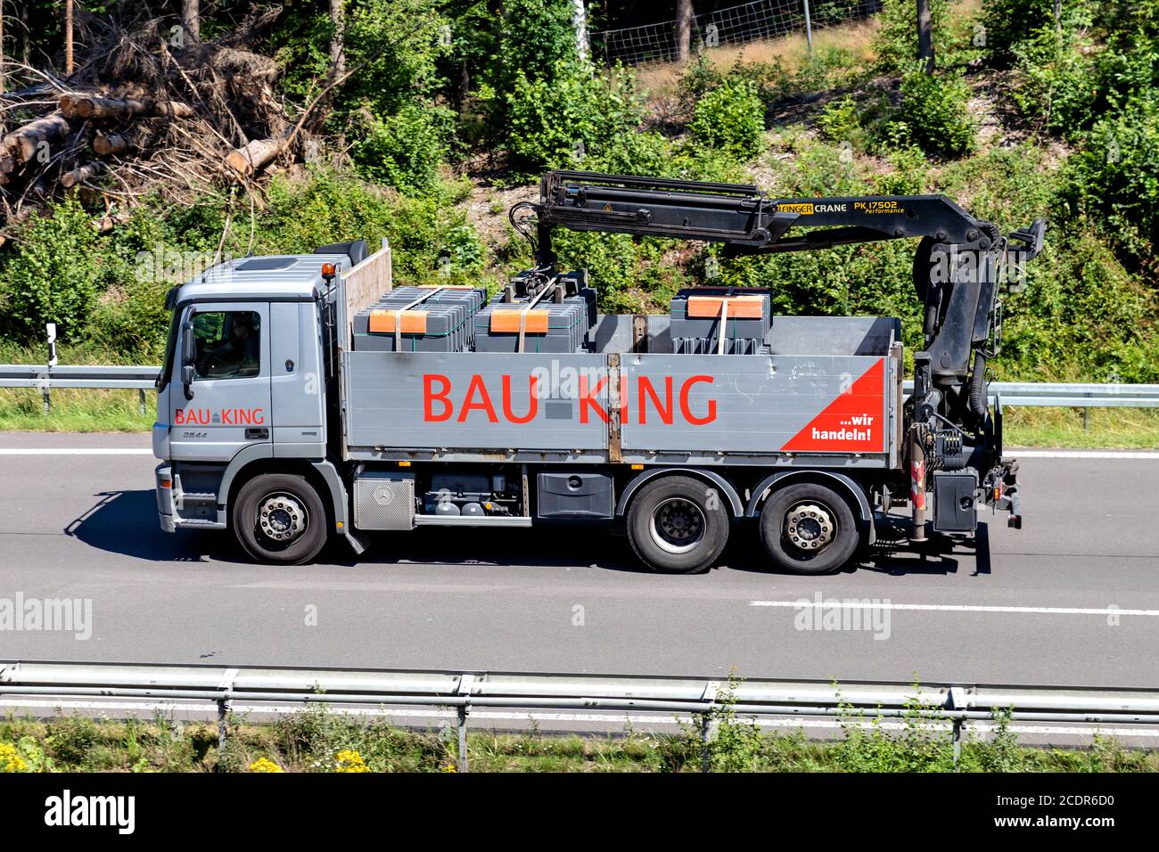 Camion BAUKING sur autoroute. BAUKING est l'un des leaders du marché allemand des matériaux de construction et du bois d'œuvre. Banque D'Images